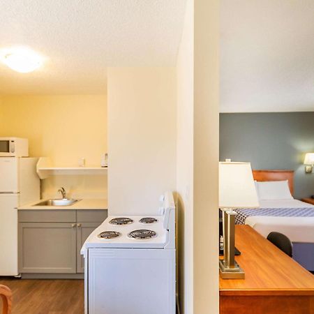Econo Lodge Inn & Suites University Calgary Bagian luar foto