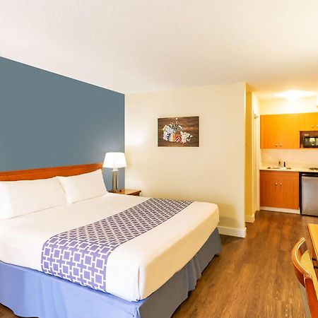 Econo Lodge Inn & Suites University Calgary Bagian luar foto