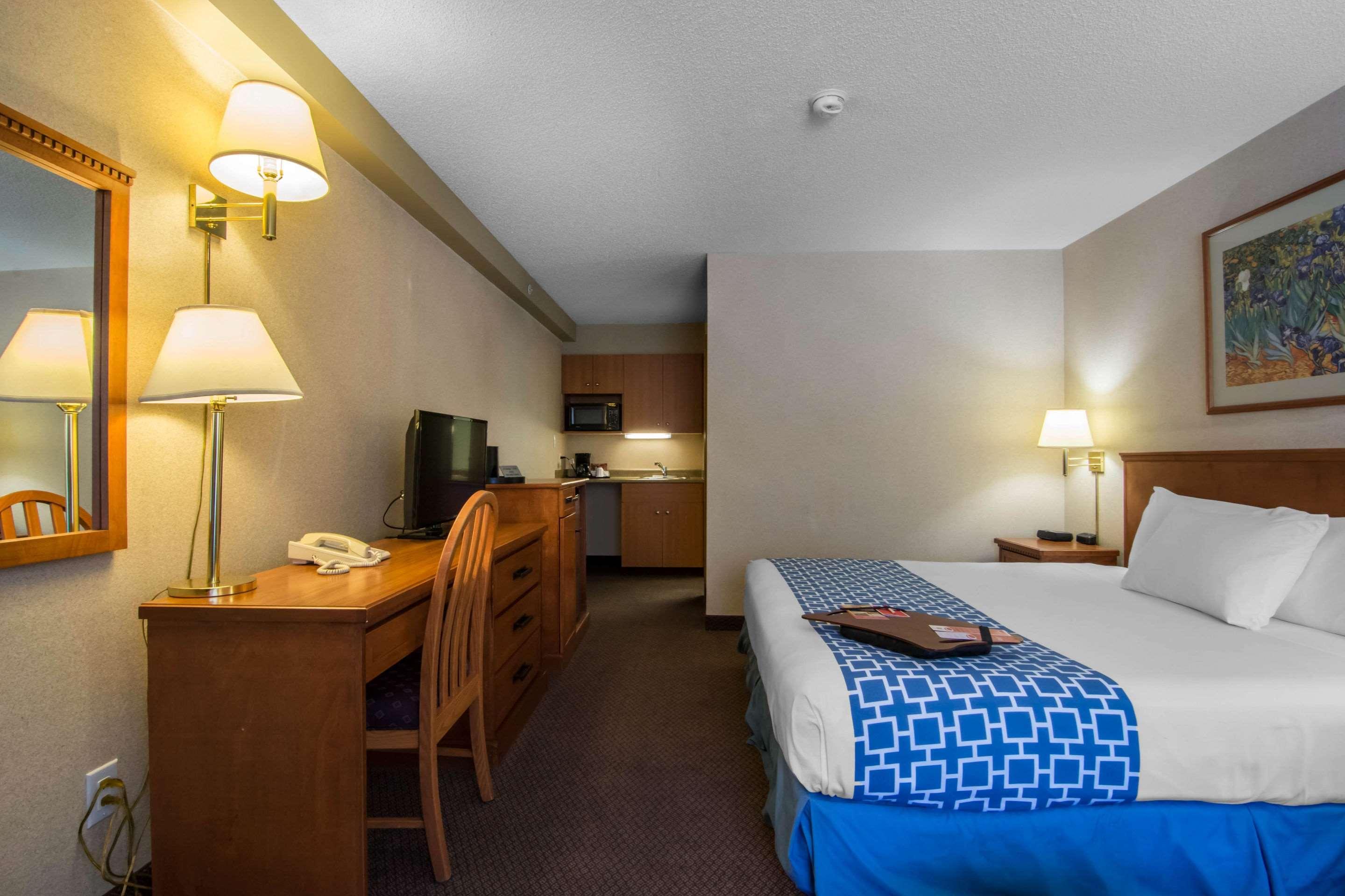 Econo Lodge Inn & Suites University Calgary Bagian luar foto