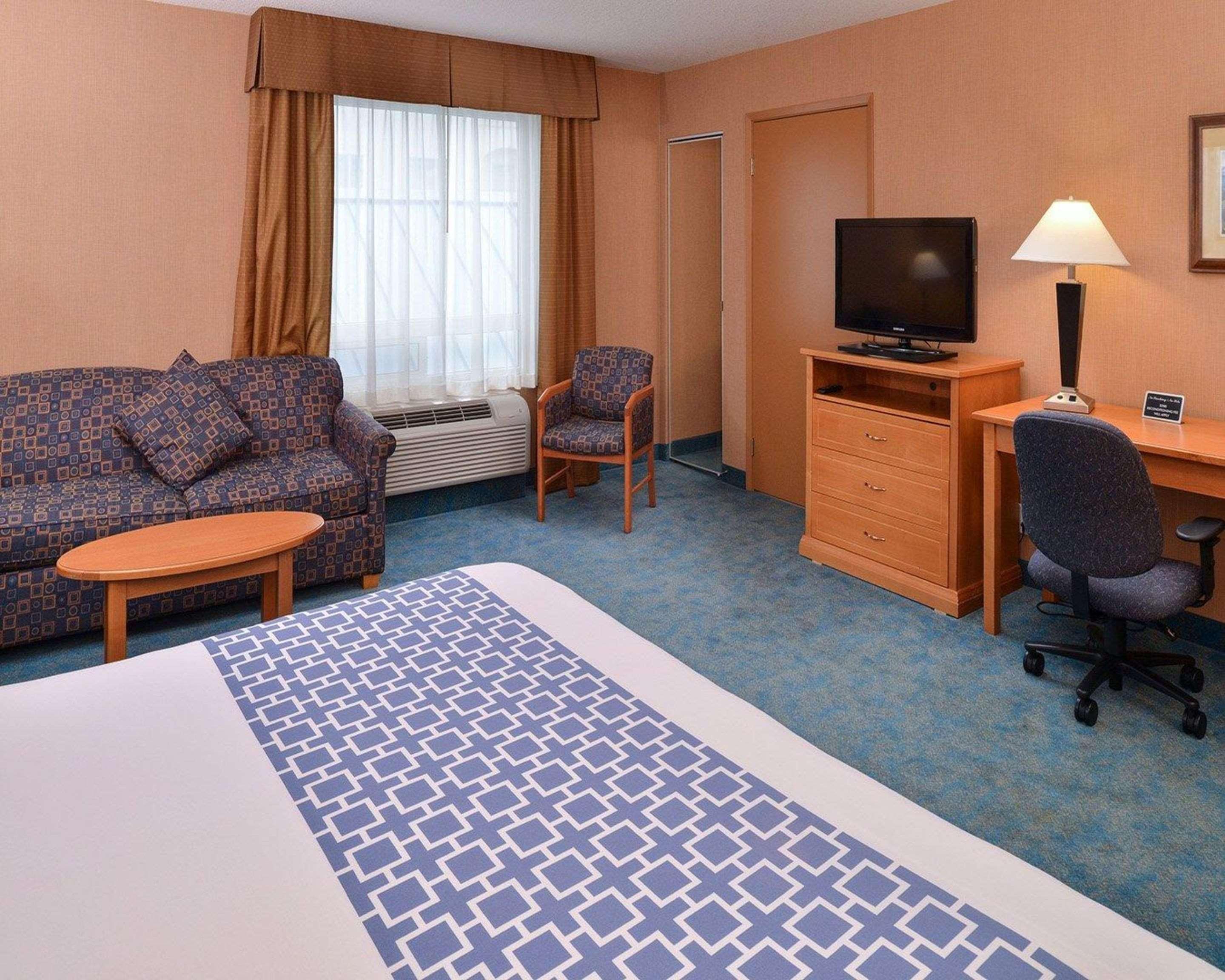 Econo Lodge Inn & Suites University Calgary Bagian luar foto