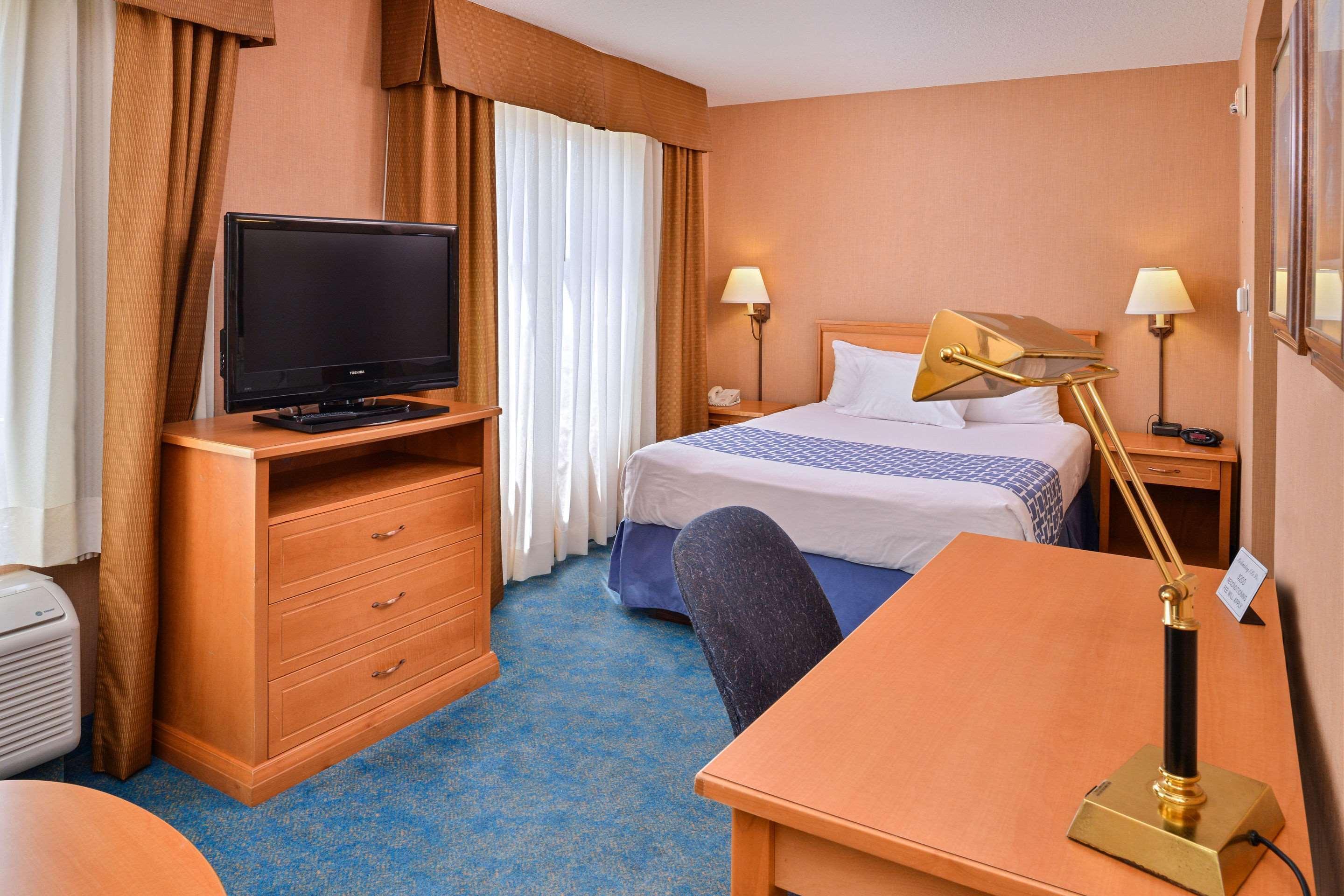 Econo Lodge Inn & Suites University Calgary Bagian luar foto