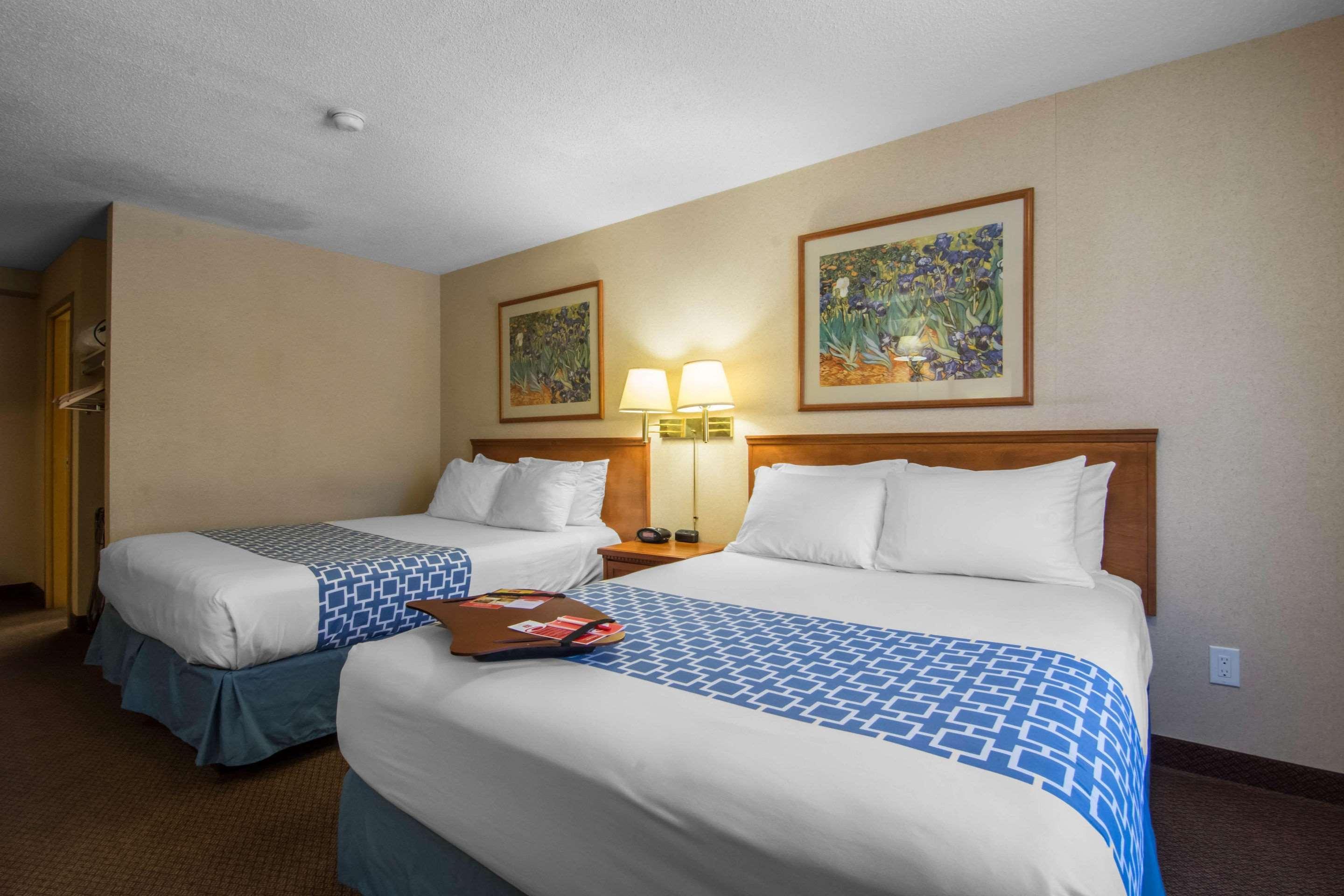 Econo Lodge Inn & Suites University Calgary Bagian luar foto