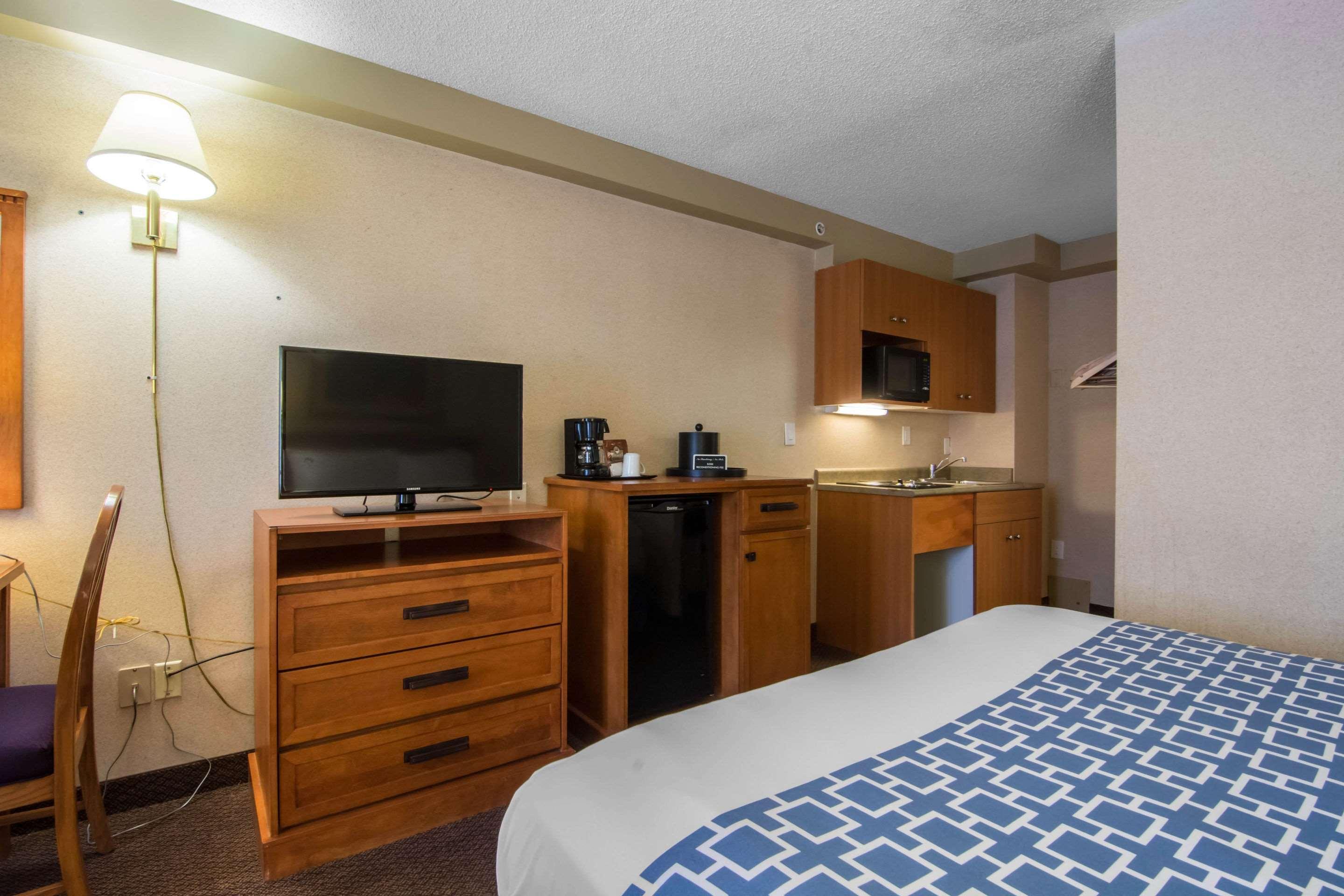 Econo Lodge Inn & Suites University Calgary Bagian luar foto