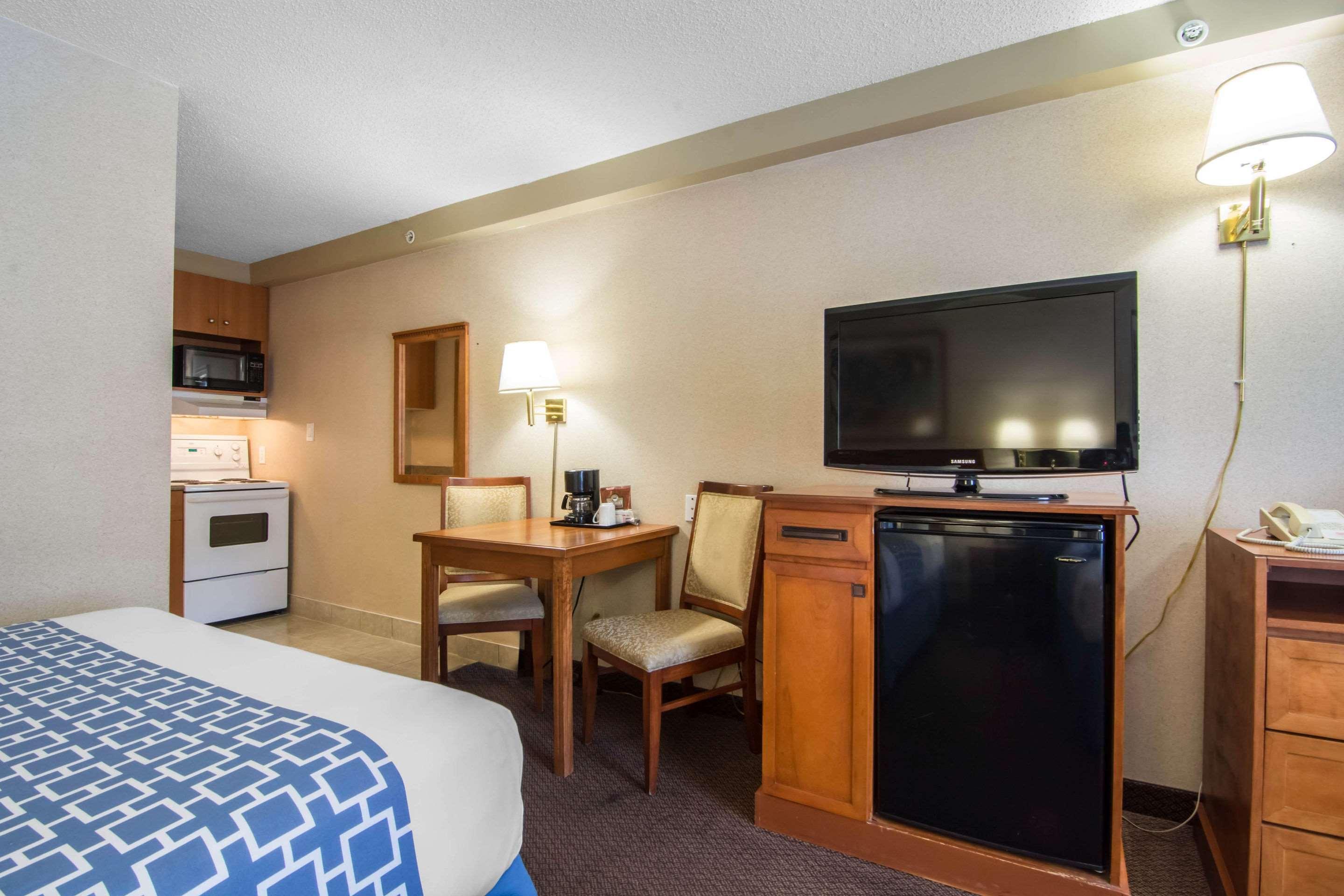 Econo Lodge Inn & Suites University Calgary Bagian luar foto