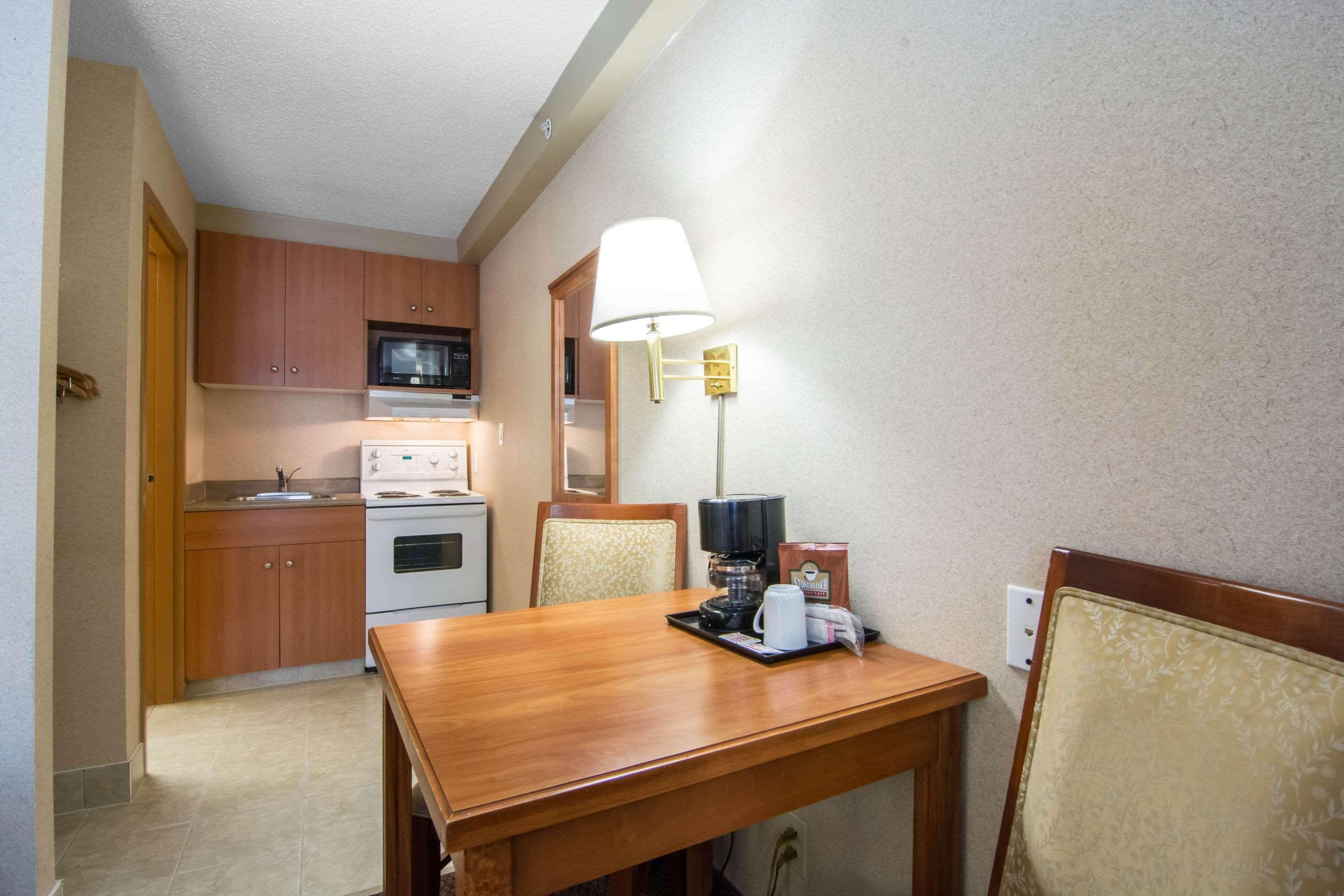 Econo Lodge Inn & Suites University Calgary Bagian luar foto