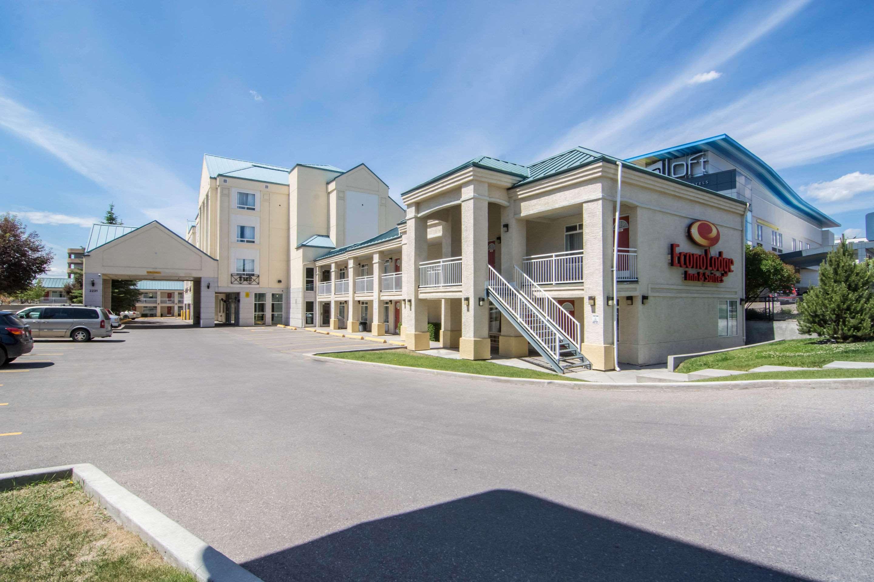 Econo Lodge Inn & Suites University Calgary Bagian luar foto