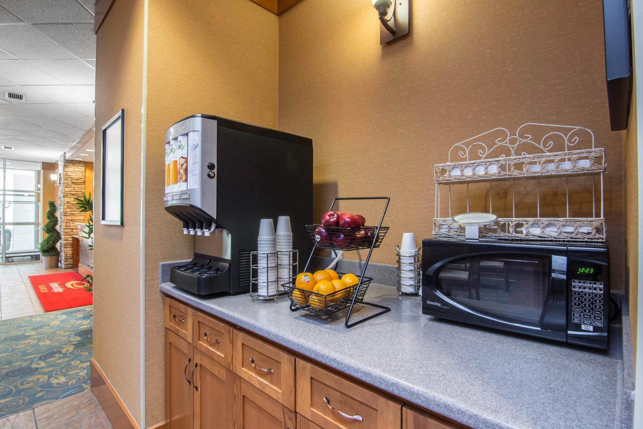 Econo Lodge Inn & Suites University Calgary Bagian luar foto