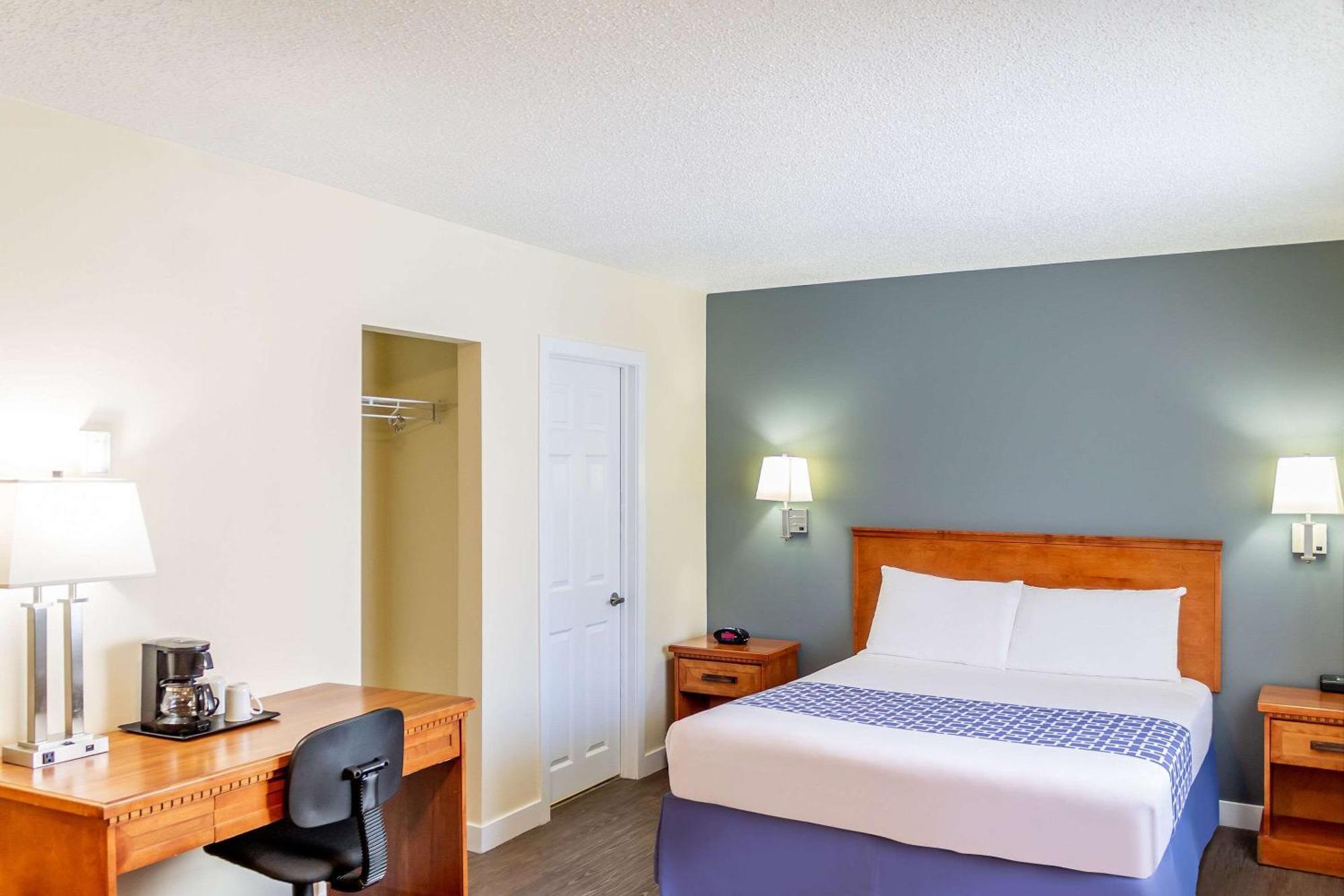 Econo Lodge Inn & Suites University Calgary Bagian luar foto