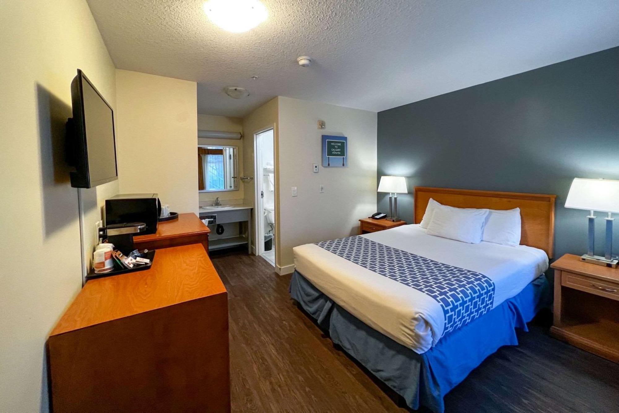 Econo Lodge Inn & Suites University Calgary Bagian luar foto