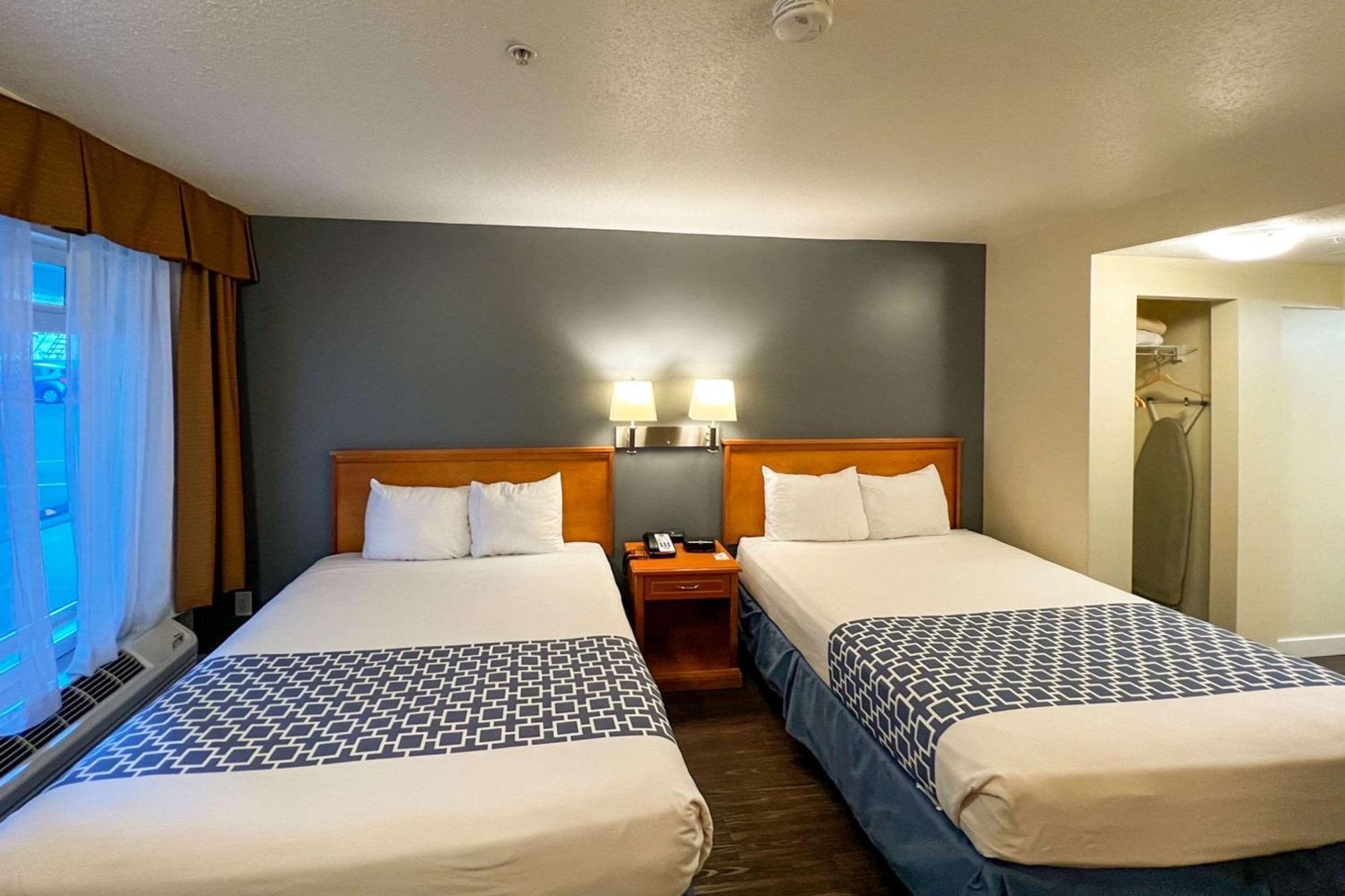 Econo Lodge Inn & Suites University Calgary Bagian luar foto