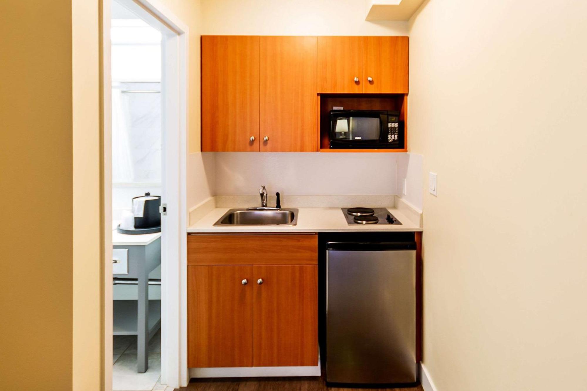 Econo Lodge Inn & Suites University Calgary Bagian luar foto