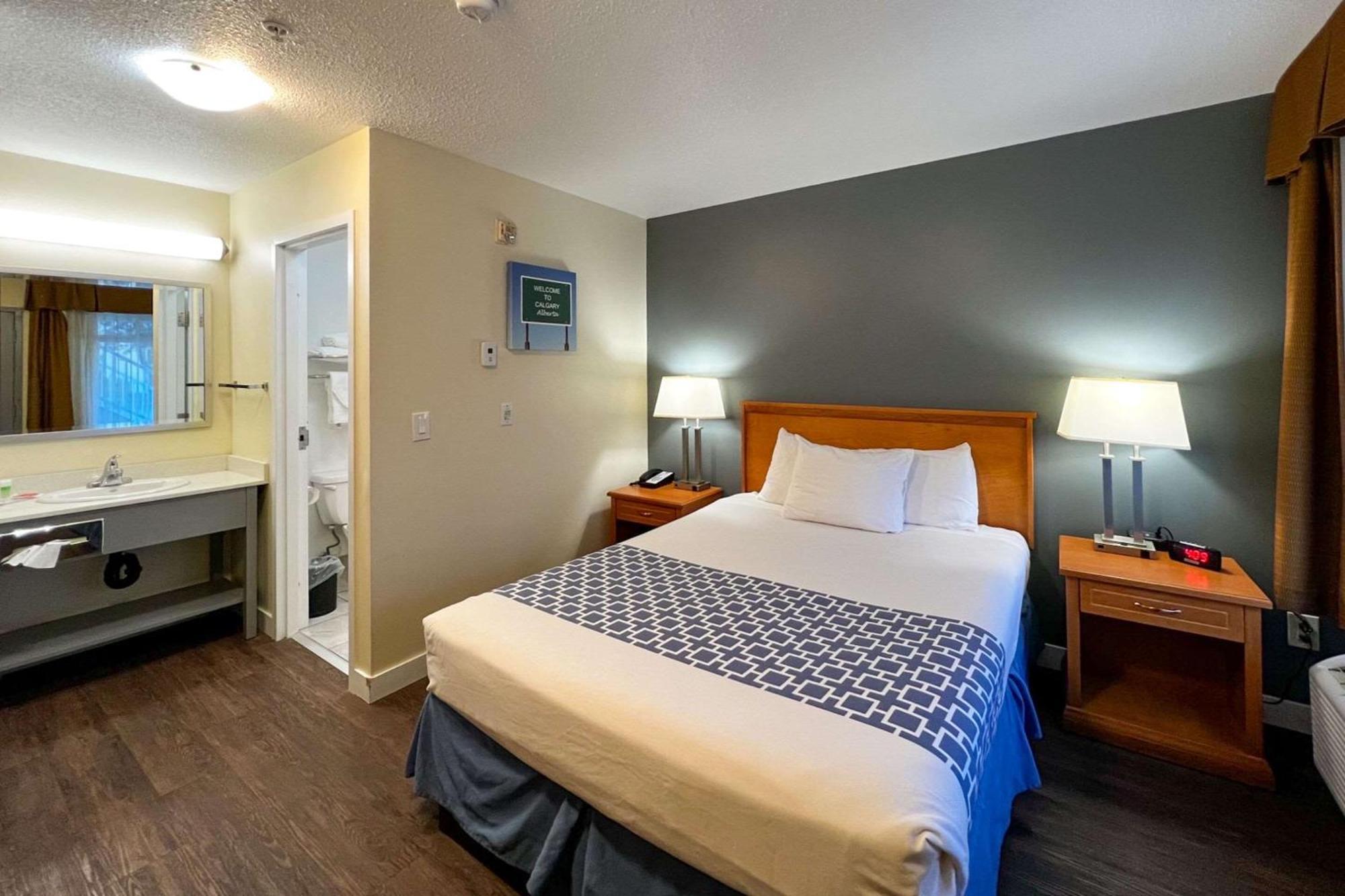 Econo Lodge Inn & Suites University Calgary Bagian luar foto