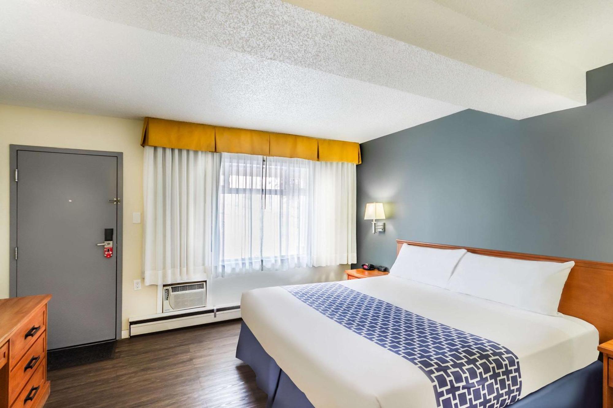 Econo Lodge Inn & Suites University Calgary Bagian luar foto
